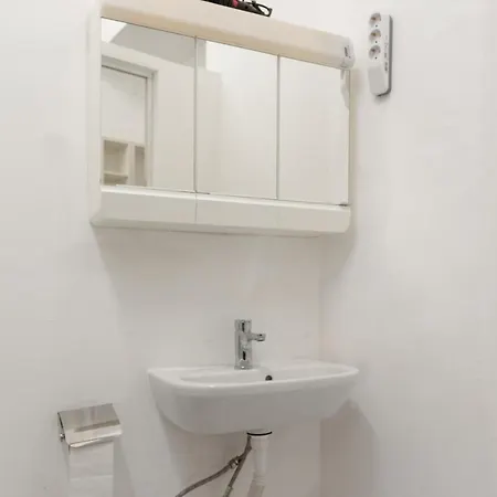Apartmán Pleasant 1Br Aprt. Near The Danube & Millenium T. Vídeň Exteriér fotografie